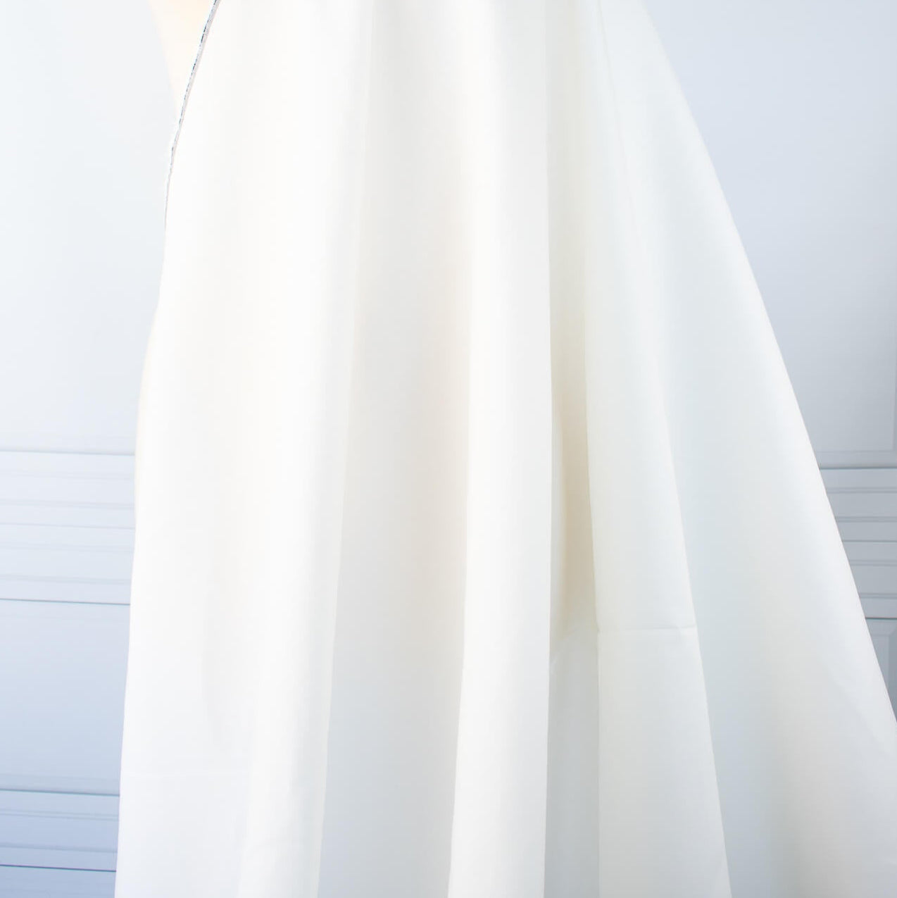 NYC Designer Linen blend designer deadstock fabric by the yard is the perfect fabric if you just love linen. &nbsp;A plain weave off-white fabric with a soft, slightly crisp hand. Image of fabric drape.